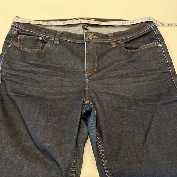 Tommy Bahama Crop Mid Rise Size 12 - Picture 4 of 16